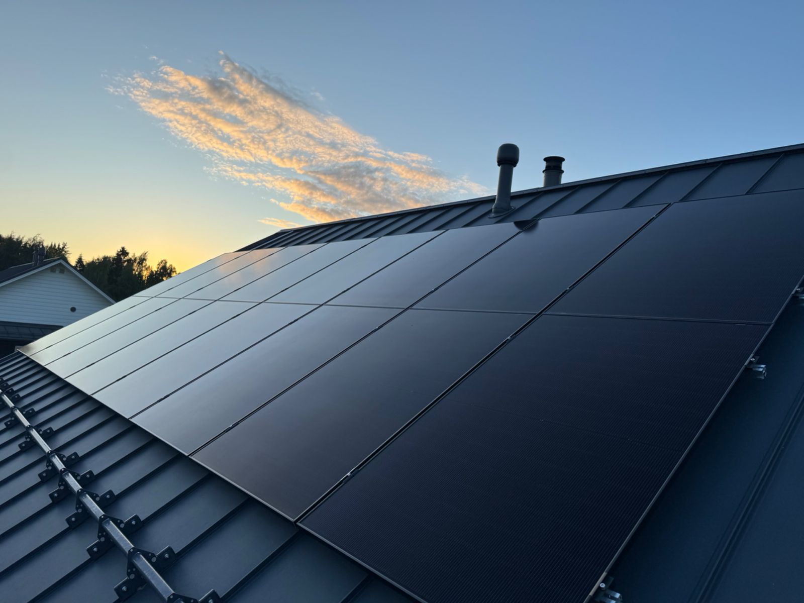 Aurinkopaneelit auringonlaskussa